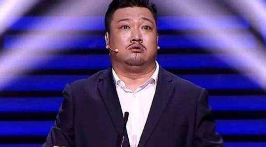 喜剧人贾冰简介贾冰是一位中国内地喜剧演员，出生于辽宁大连。他是一位喜剧创作演员，同时还是国家一级演员和编剧。贾冰以其幽默的表演风格和独特的喜剧风格深受观众喜爱。他在喜剧领域拥有丰富的经验和出色的表现，赢得了广泛的赞誉和认可。此外，贾冰还涉足影视界，参演了一些影视作品。