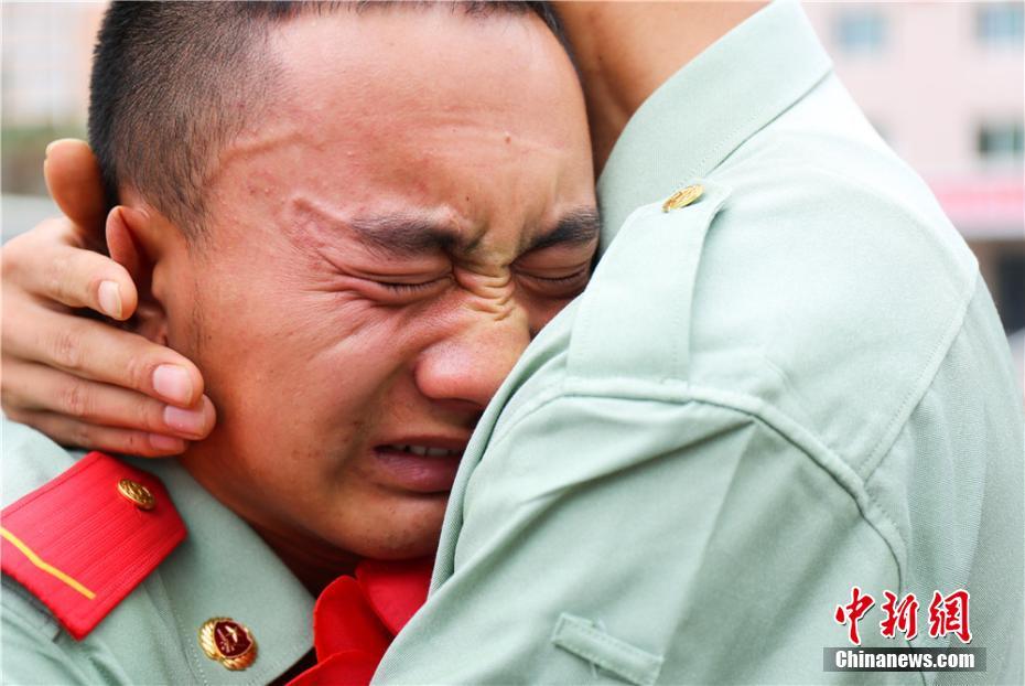 退伍老兵化疗中看阅兵热泪长流退伍老兵在化疗中观看阅兵时热泪盈眶，这是因为阅兵仪式所展现的庄重、肃穆、震撼的氛围触动了他们内心深处的情感。对于退伍老兵而言，阅兵仪式不仅仅是一场盛大的军事活动，更是对国家、军队和历史的敬仰和回忆。